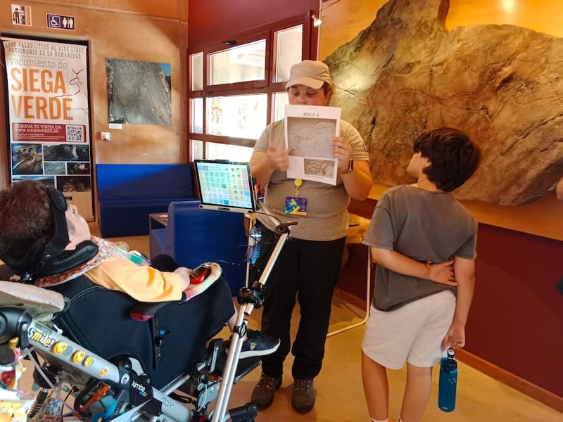 Gracias al dispositivo AAC, Leo escucha lo que dicen y puede hacer preguntas. / Cortesía familia Zamarreño Carretero