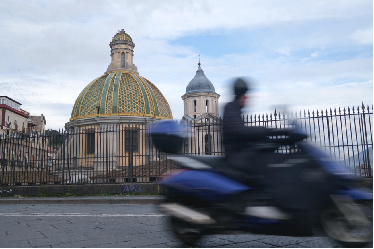 Iglesia de Santa Maria della Sanità desde el puente napoleónico que marginó el barrio. / Alejandro Muñoz