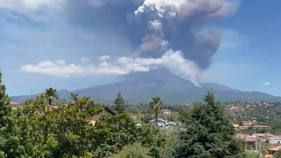 Imagen de archivo del volcan Etna, el mayor volcán activo de la placa europea y situado en la isla italiana de Sicilia (sur). EFE/ANSA