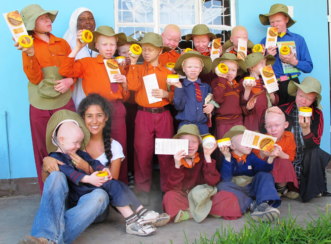 Mafalda Soto con un grupo de niños albinos. / Karin Houtman