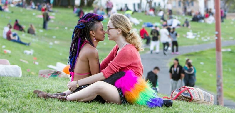 Jamie Clayton y Freema Agyeman como Nomi y Amanita en la serie de ciencia ficción 'Sense 8'. / Netflix