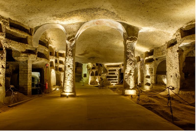 La antigua catacumba de San Genaro custodia varios frescos paleocristianos, la transición entre el arte romano y el medieval que muestra la evolución de la iconografía cristiana. / Catacombe di Napoli