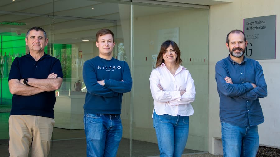 Luis Miguel González, Aitor Gil, Estrella Montero y Sergio Sánchez, autores de la publicación, en una de las puertas del Centro Nacional de Microbiología (CNM) del ISCIII.