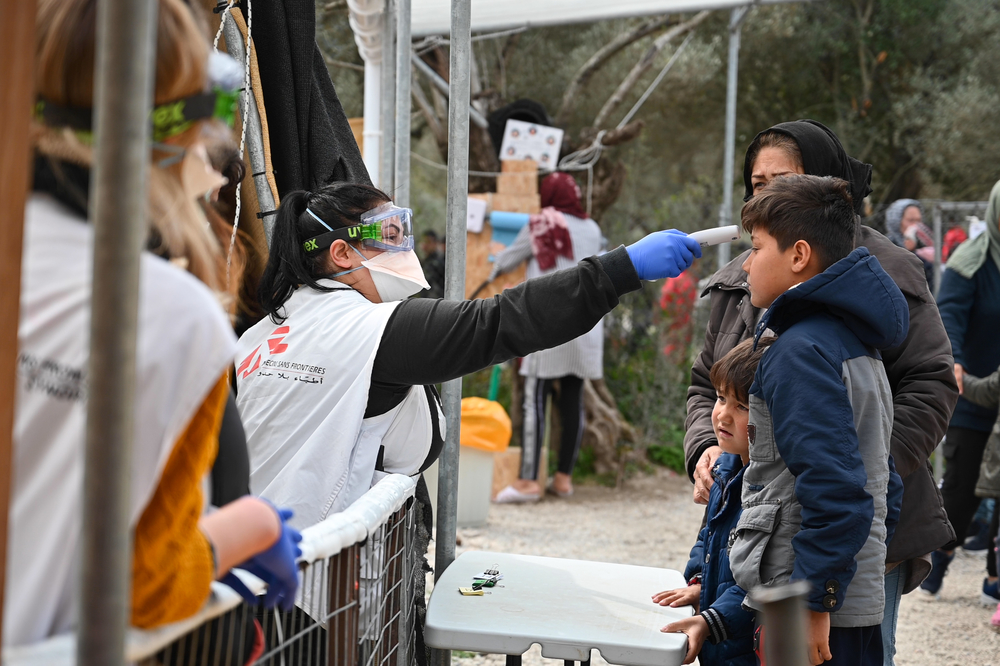 Consulta de pacientes con síntomas sospechosos en el campo de Moria, Lesbos.