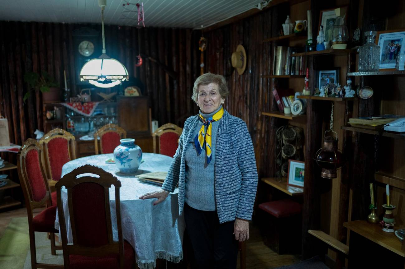 Oriana Soto (84) subió la altura de su casa mediante gatos, como si fuera un coche, para evitar que entrara la marea. Desde entonces el suelo de su salón no está nivelado / Alejandro Muñoz