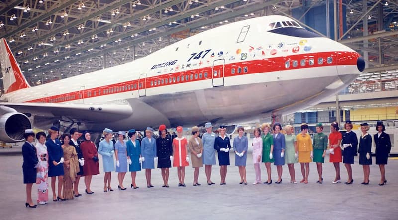 Presentación del primer Boeing 747, con azafatas de las aerolíneas que lo habían comprado. / Boeing