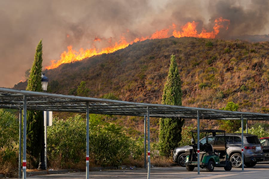 Un incendio forestal que se ha declarado en la tarde de este jueves entre Estepona y Benahavís (Málaga) / Juan Carlos Domínguez