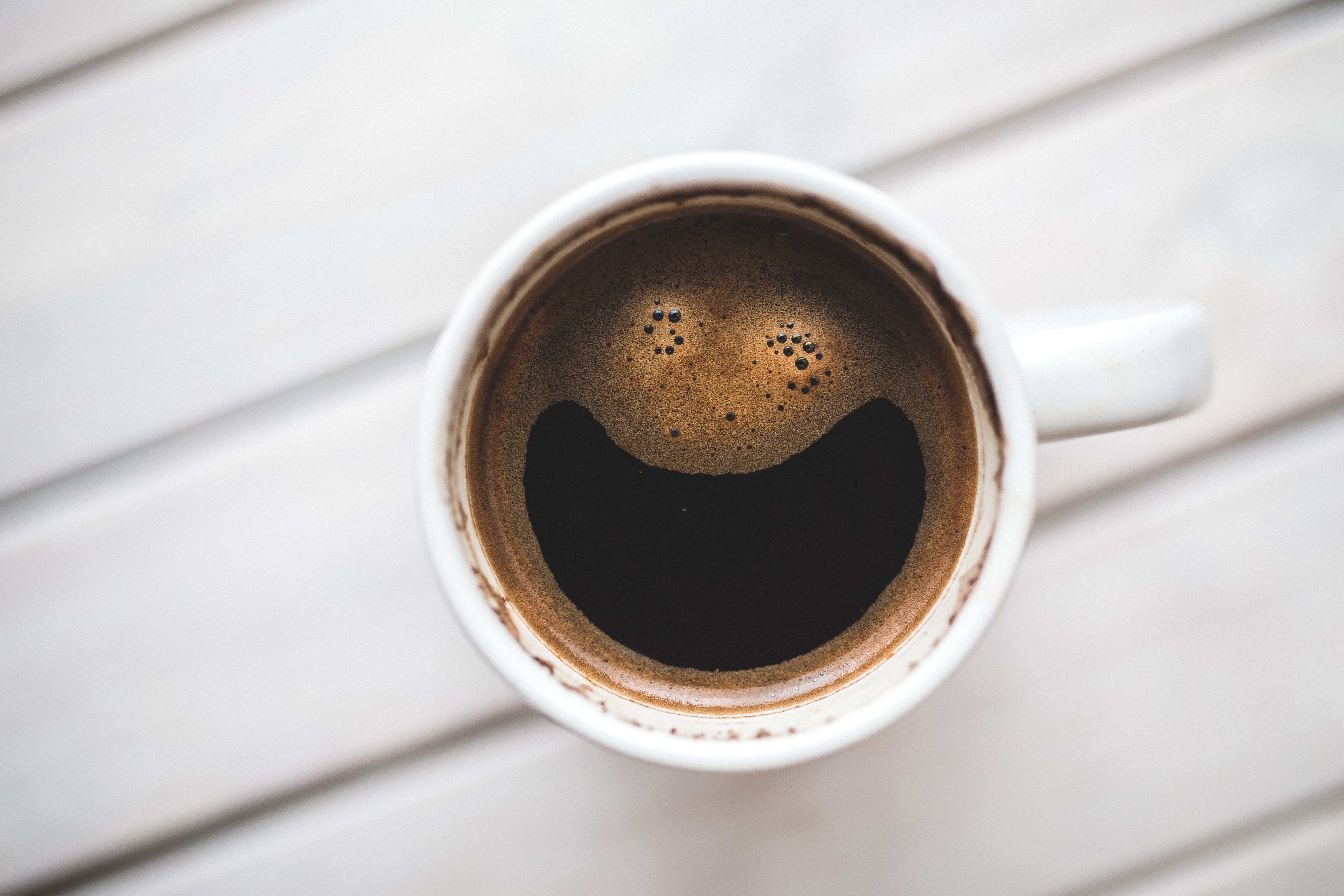 Beber más de una taza de café o té al día reduce el riesgo de demencia
