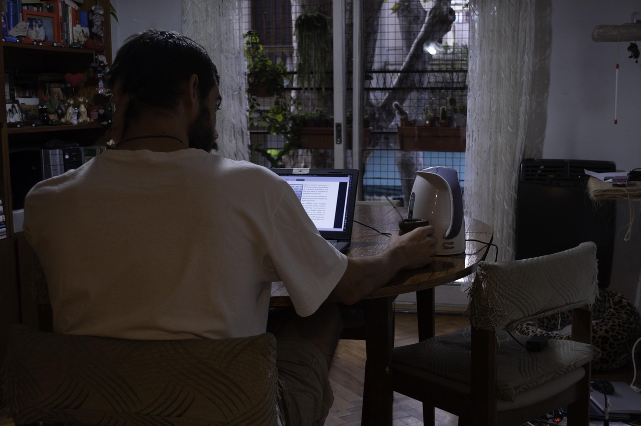 ChatGPT, Claude o Gemini no siempre brindan respuestas adecuadas en situaciones de riesgo suicida