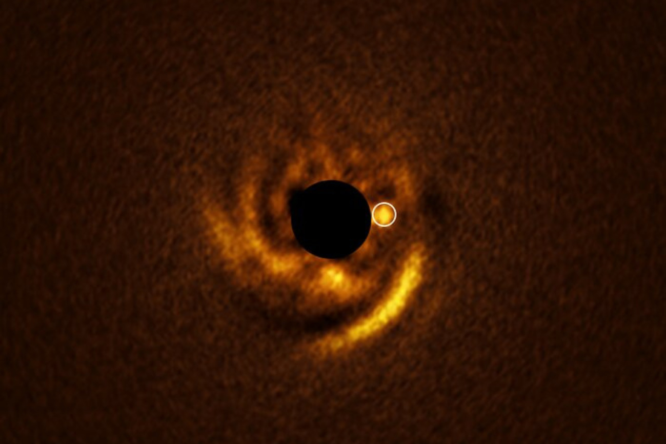 Detectan un planeta en formación que esculpe su disco protoplanetario