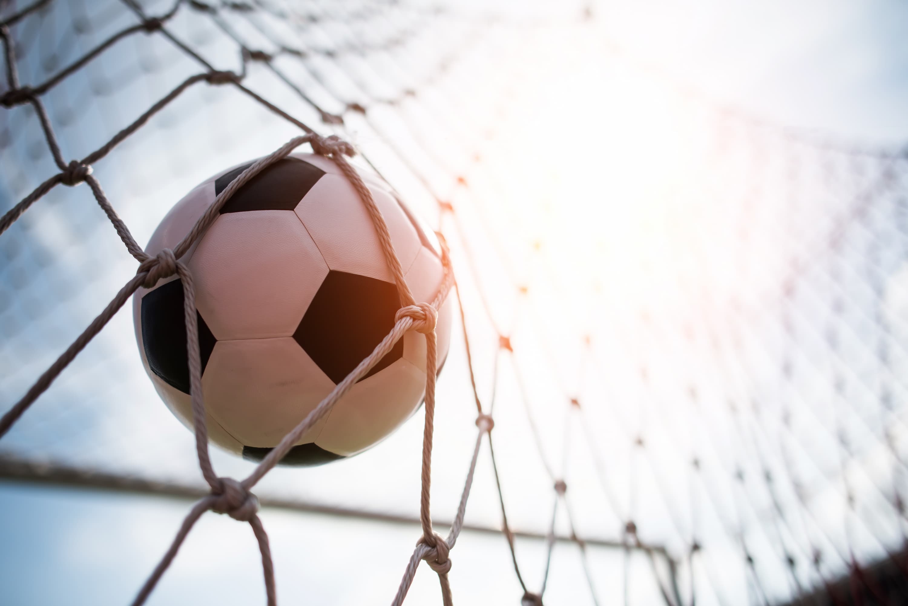 La mayoría de las decisiones arbitrales en fútbol suelen revocarse al mirar las grabaciones