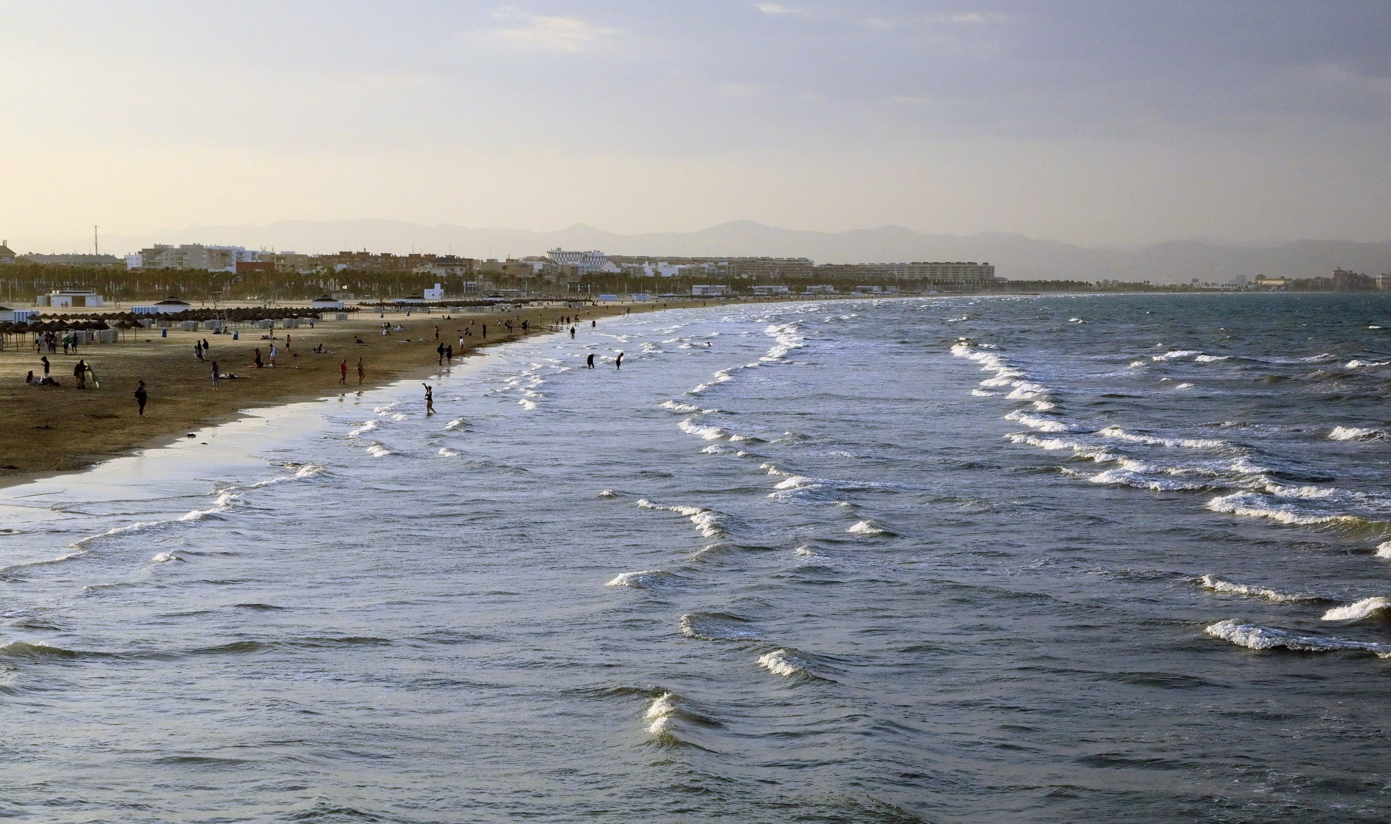 Las olas de calor y el calentamiento global debilitan las brisas marinas en el Mediterráneo