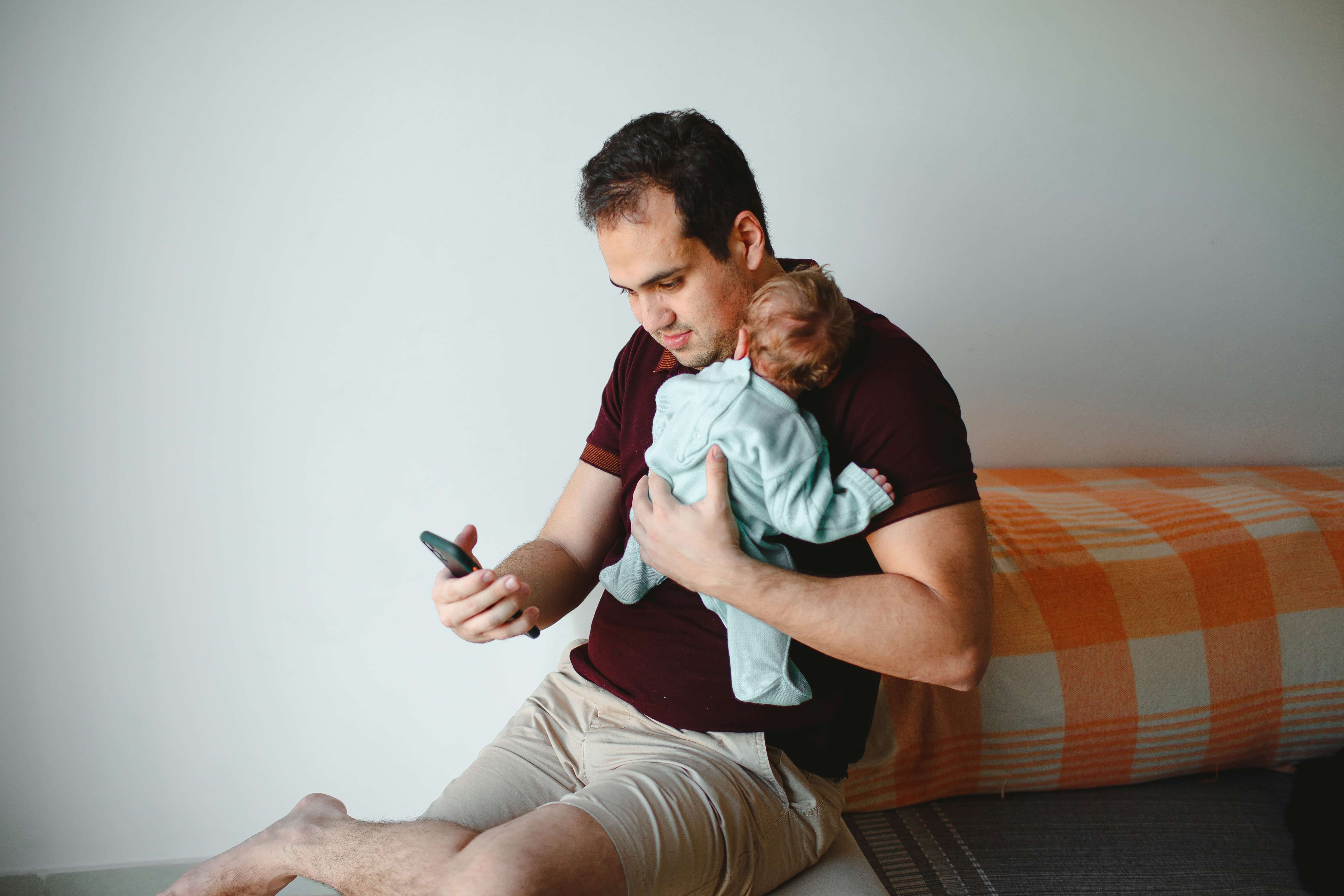 Los adolescentes cuyos padres están más distraídos con los móviles son más inseguros